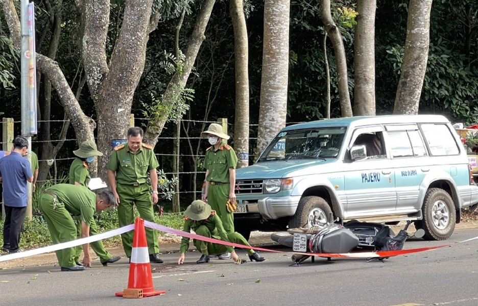  Nghi phạm sát hại nghệ nhân nổi tiếng Đắk Lắk khai gì? Tối ngày 7/10, Công an TP Buôn Ma Thuột cùng Công an tỉnh Đắk Lắk bắt giữ Đỗ Quang Mạnh (21 tuổi, xã Ea Kao) - nghi phạm sát hại người đàn ông trên đường Hà Huy Tập, TP Buôn Ma Thuột vào chiều cùng ngày, sau đó bỏ trốn vào khu vực Lâm viên. Nạn nhân là ông Y Thim Byă (56 tuổi, buôn Ea Bông, xã Cư Êbur, TP Buôn Ma Thuột) – một nghệ sĩ người dân tộc Ê đê nổi tiếng với ca khúc “Chung dòng sữa mẹ”. Ban đầu, Mạnh khai nhận, đang đi xe máy thì bị ô tô vượt mặt nên bực tức. Hai bên xảy ra mâu thuẫn, xô xát, đánh nhau. Mạnh đã rút con dao Thái Lan mua trước đó đâm 2 nhát vào ông Y Thim Byă.