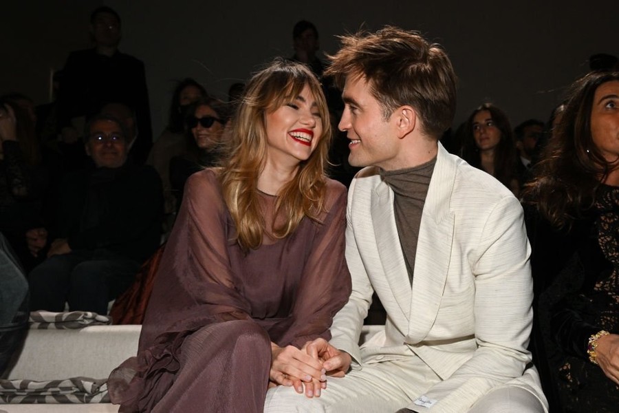 Tham dự show diễn của nhà mốt Dior tại Giza, Ai Cập,  Robert Pattinson và Suki Waterhouse có khoảnh khắc tình tứ. Đây là lần đầu tiên cặp sao cùng sánh bước trên thảm đỏ. Bên cạnh chuyện tình kín tiếng với Pattionson, Suki Waterhouse được biết đến qua sự nghiệp người mẫu ấn tượng. Người mẫu Anh từng hợp tác với nhiều thương hiệu nổi tiếng. Ảnh: Vogue.