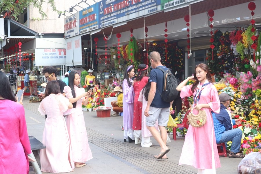 Những ngày qua, chợ Đông, khu chợ truyền thống nổi tiếng nhất xứ Huế đã trở thành “điểm nóng” đối với các bạn trẻ yêu thích chụp ảnh “tự sướng”.