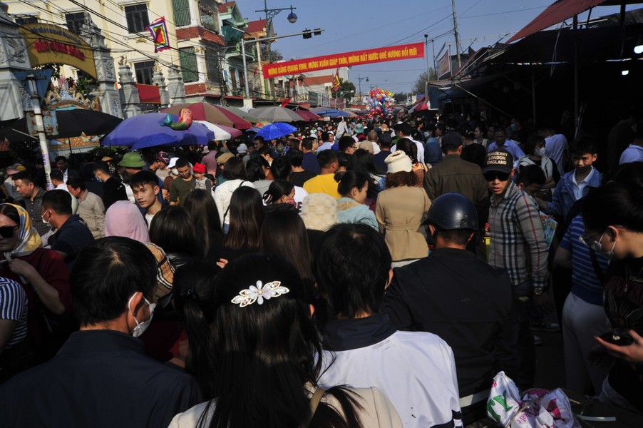 Chợ Viềng là phiên chợ đầu năm họp vào đêm mùng 7 ngày mùng 8 âm lịch. Tuy nhiên, ngay từ chiều 16/2, nhiều người dân, du khách thập phương đã đổ về chợ Viềng để tham quan mua sắm. Dọc các con đường dẫn vào chợ, dòng người như nêm cối. 