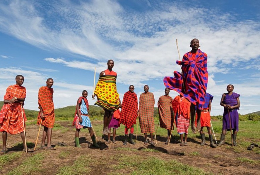 Theo sách “Chuyện lạ châu Phi”,  thổ dân Maasai ở châu Phi có tục kết hôn kỳ lạ bậc nhất trên thế giới. Tại bộ tộc này, người đàn ông có thể lấy tới 14 bà vợ.