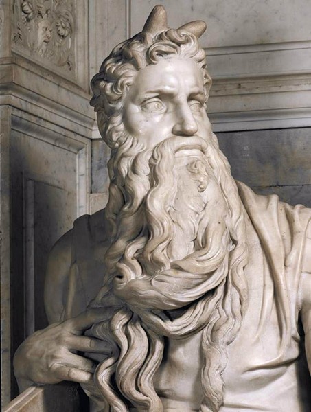    Tượng Moses... mọc sừng: Moses là tác phẩm điêu khắc nổi tiếng của Michelangelo - hoạ sĩ, nhà điêu khắc tài hoa thời Phục Hưng.  Bức tượng Moses nổi tiếng của Michelangelo, dựa trên hình tượng lãnh tụ tôn giáo Moses trong Kinh thánh. Nhưng cặp sừng của Moses có gì đó sai sai... Từ "chói lọi" trong tiếng Do Thái có vẻ như đã bị hiểu nhầm thành "sừng" trong tiếng Ý, và thế là tượng Moses sở hữu một cặp sừng rất đẹp, nhưng chẳng liên quan gì.  