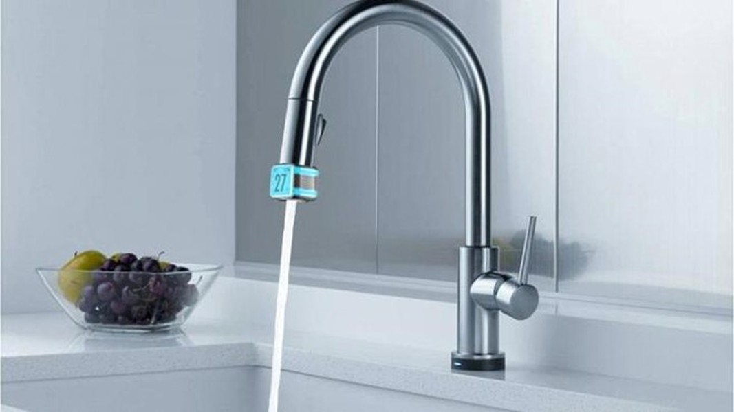 BrighTap là đồng hồ cảm biến thông minh, giám sát lưu lượng và chất lượng nước. Mạng lưới thiết bị kết nối Internet (IOT) có thể gắn vào bất cứ ống hoặc vòi nước tiêu chuẩn nào, giúp người sử dụng thưởng thức nguồn nước sạch hơn, đồng thời giúp giảm hóa đơn tiền nước. BrighTap cung cấp dữ liệu về chất lượng nước và lượng nước, sử dụng các thuật toán phân tích và công nghệ tua bin để đo lưu lượng nước với sai số chỉ 4%. Màn hình sản phẩm cho thấy dữ liệu theo thời gian thực và cũng lưu trữ thông tin để tiện theo dõi thông qua một hệ thống giám sát. Đây là 1 trong những  startup đáng chú ý nhất năm 2016. Ảnh: BrighTap.