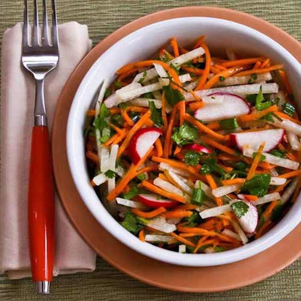  Món ăn ngọt mát từ củ đậu đầu tiên phải kể đến là salad củ đậu.