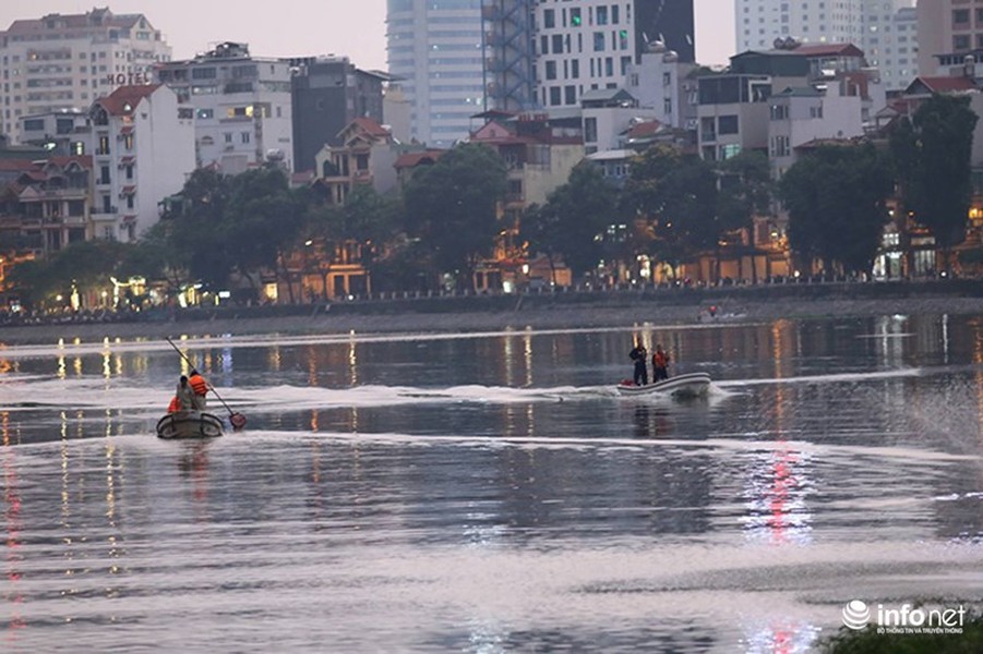 Sáng nay (8/6/2017), người dân sống gần hồ Hoàng Cầu (Đống Đa, Hà Nội) phát hiện nhiều  cá chết nổi trắng mặt hồ. Cũng trong ngày hôm nay, đã có hàng chục công nhân và 2 cano liên tục đi trên mặt hồ để vớt xác cá.