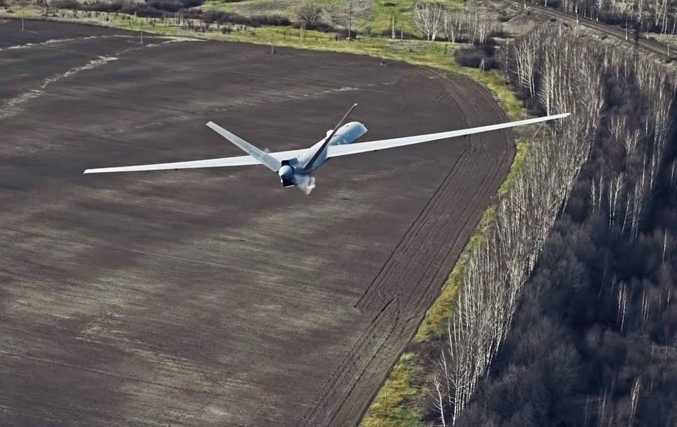 “Orion là một trong những máy bay không người lái đáng tin cậy nhất trong số những UAV cùng loại. Nó có khả năng hoạt động trong điều kiện nhiệt độ từ -50 độ C đến 50 độ C, thậm chí có thể bay thời gian ngắn trong điều kiện đóng băng, nhờ vào hệ thống chống đóng băng đặc trưng do Kronshtadt phát triển.