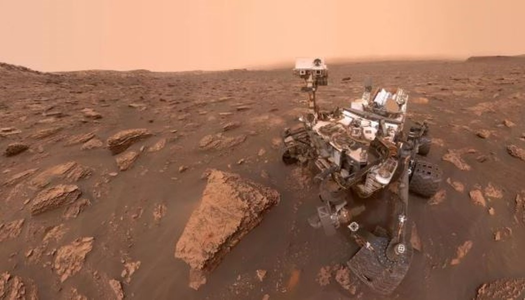 1. Mới đây, tàu thám hiểm Curiosity của Cơ quan Hàng không Vũ trụ Mỹ (NASA) xác định vị trí chính xác trên Sao Hỏa của một nguồn khí methane bí ẩn - loại khí thường tạo ra bởi các vi sinh vật. Kể từ năm 2012, tàu thám hiểm Curiosity đã 6 lần phát hiện sự xuất hiện của loại khí này, nhưng không thể tìm ra được nguồn gốc của chúng. Ảnh: NASA.