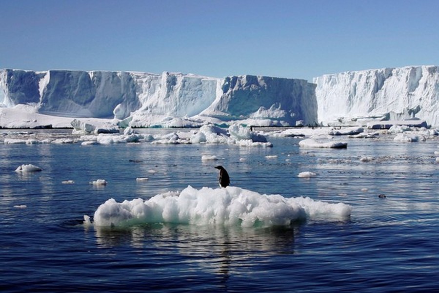 Mỗi mùa hè, nhiệt độ và ánh sáng mặt trời tăng lên khiến nhiều bề mặt  băng Greenland tan chảy, tạo thành các dòng sông và thác nước chảy xiết, di chuyển xuống đáy tảng băng tới độ sâu hàng kilomet bằng cách lao qua các vết nứt và đứt gãy lớn.