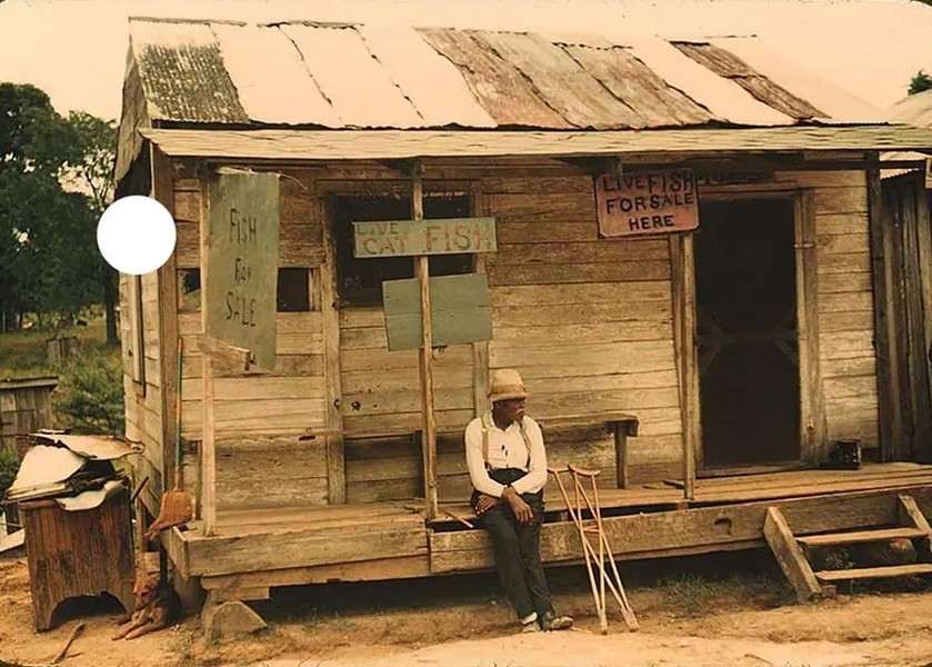 Người dân vất vả bán cá sống trong thời kỳ  Đại suy thoái ở Natchitoches, LA, 1940.