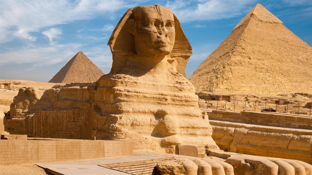 1. Kim tự tháp Giza và tượng nhân sư khổng lồ Sphinx (Ai Cập). Kim tự tháp Giza và tượng nhân sư khổng lồ Sphinx là món quà vô giá - một trong bảy  kì quan thế giới mà Ai Cập cổ đại để lại cho nhân loại.