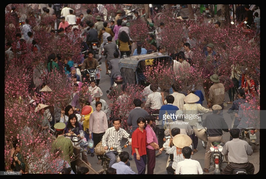 Mùa xuân năm 1994 tại chợ hoa Tết Hà Nội, Việt Nam năm 1993-1994.