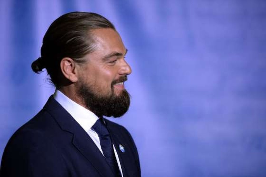 Với mái tóc buộc túm phía sau và hàm râu xồm xoàm, hình ảnh Leonardo DiCaprio khác hẳn với anh chàng Jack đẹp trai, lãng tử thuở nào trong tuyệt phẩm "Titanic".