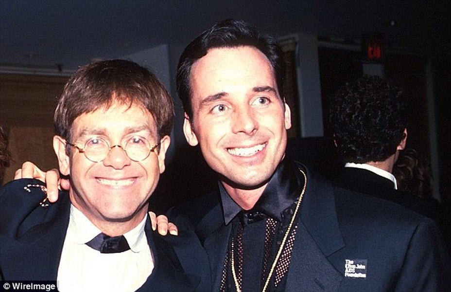 11 năm trước, cũng vào thời điểm này, Elton John cầu hôn bạn trai David Furnish. Năm tháng sau khi chính thức quan hệ, Elton John và người tình đồng tính sánh vai tới dự tiệc AIDS Foundation do nam ca sĩ tổ chức trong khuôn khổ Oscar 1994. Giờ họ đã có hai đứa con chung chào đời bằng phương pháp đẻ thuê và đang hạnh phúc với cuộc sống gia đình.