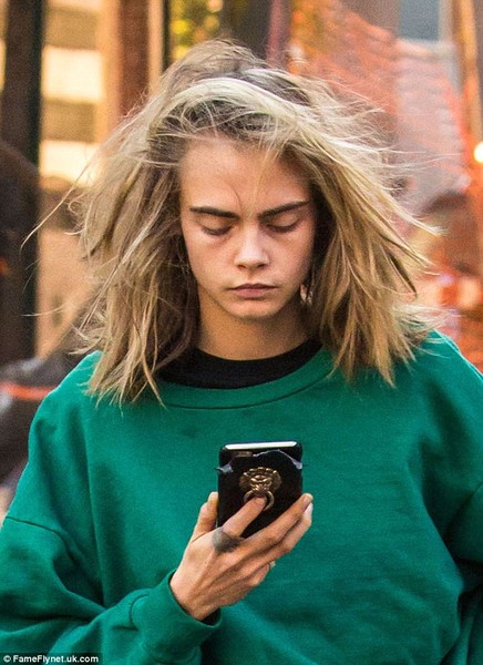  Siêu mẫu Anh quốc Cara Delevingne trông khác xa với vẻ hào nhoáng mỗi khi xuất hiện trong các sự kiện, cô mặc bộ quần áo nỉ mặc ở nhà, đầu tóc bù xù đi dạo phố New York.