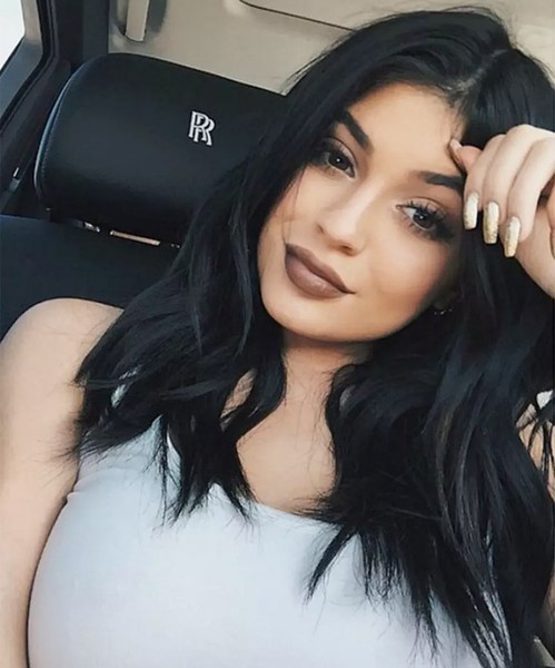 Những tưởng cô chị Kendall Jenner sẽ phải vượt xa cô em Kylie về thu nhập trong năm nay nhưng đúng như dự đoán Kylie đã vượt mặt cô chị người mẫu nổi tiếng nhờ ra mắt bộ sưu tập mỹ phẩm Kylie Cosmetics. Năm 2015 Astro Twins đã dự đoán Kylie sẽ kiếm được bộn tiền và năm 2016 sẽ là năm thành công của cô gái trẻ này khi cô vừa tung ra dòng son môi mang tên mình. (Ảnh: Glamour)