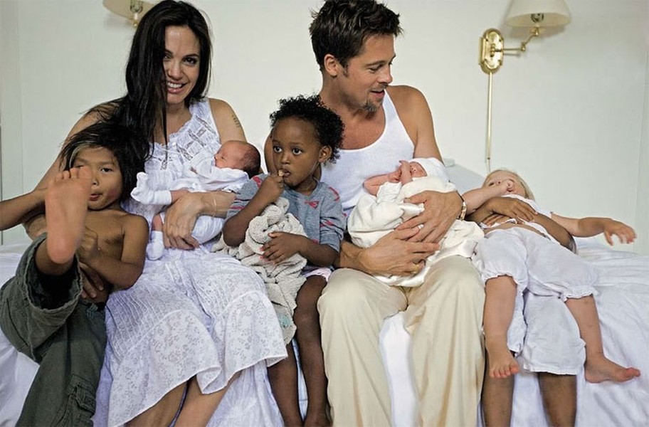 Tháng 8/2008, sau khi sinh hai bé sinh đôi Knox Leon và Vivienne Marcheline Jolie-Pitt, rất nhiều tạp chí đã săn đón vợ chồng Angelina Jolie và Brad Pitt để mua bức ảnh đầu tiên của hai nhóc tì. Cuối cùng Pitt-Jolie quyết định bán ảnh hai con cho hai tạp chí People và Hello! với giá 14 triệu USD rồi tặng toàn bộ số tiền này cho quỹ từ thiện Jolie-Pitt. Đây là bức ảnh đắt nhất của con sao Hollywood được bán độc quyền cho tạp chí. (Ảnh: People)