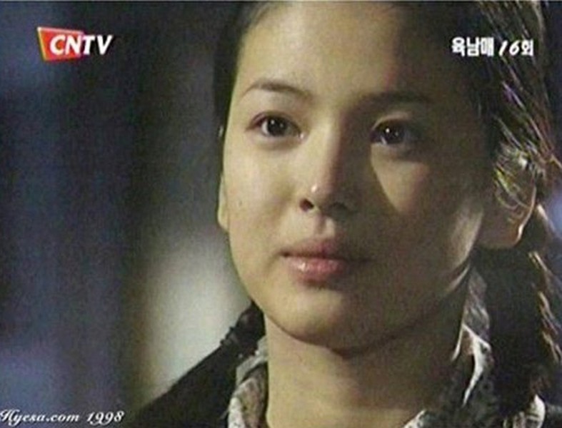 Năm 1998  Song Hye Kyo ra mắt làng giải trí với vai diễn đầu tiên trong phim Six Siblings. Song Hye Kyo vào vai một cô con gái trong gia đình giàu có và bắt đầu trở thành ngôi sao tuổi teen nổi tiếng của Kbiz.