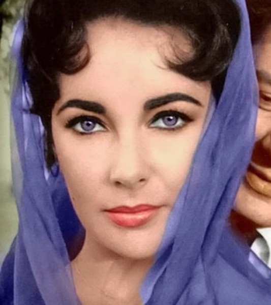  Mỹ nhân mắt tím  Elizabeth Taylor, cố ngôi sao Hollywood từng một thời làm điên đảo cánh mày râu và khán giả nhờ đôi mắt tím đặc biệt. Ảnh: Pinterest