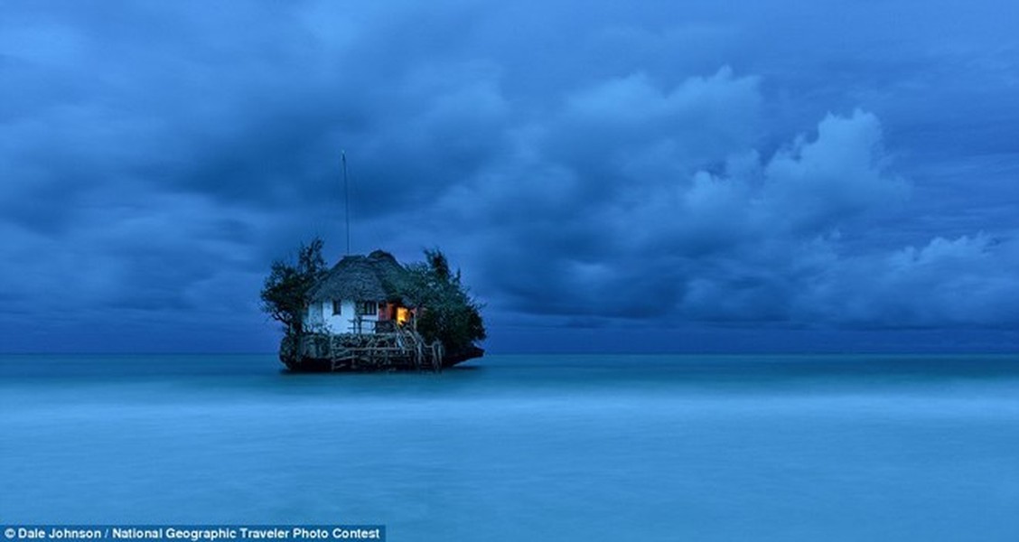 Hình  ảnh thiên nhiên đẹp tuyệt mỹ qua ống kính du khách. Nhà hàng trên mỏm đá ở Zanzibar, trong buổi chiều tà đẹp tuyệt mỹ lênh đênh giữa biển trời. Ảnh của tác giả Dale Johnson.