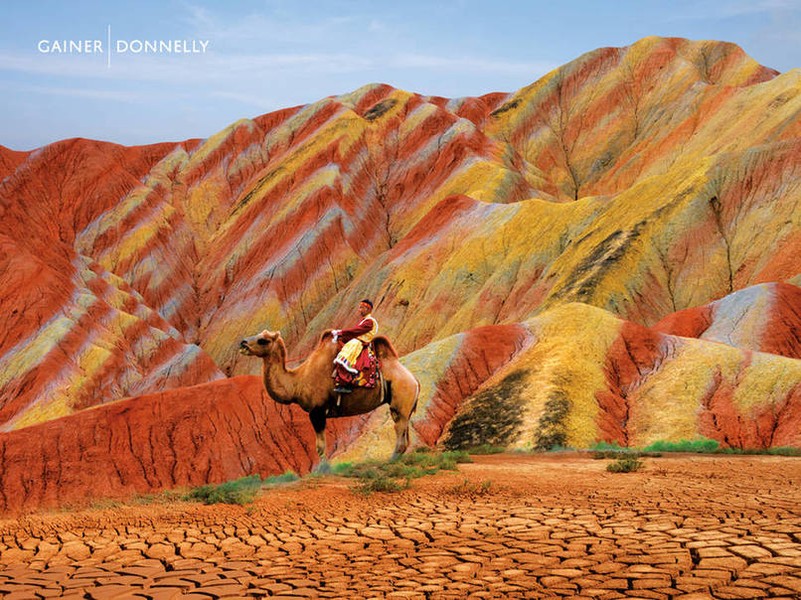 Hiện tượng địa chất Địa mạo Đan Hà (Danxia Landform) trông giống như một chiến dịch quảng cáo cho một công ty thời trang, nhưng nó thực sự là địa hình Danxia, Cam Túc, Trung Quốc.  Hiện tượng thiên nhiên màu sắc này là do các mỏ khoáng sản được di chuyển, "phối màu" bởi gió và mưa.