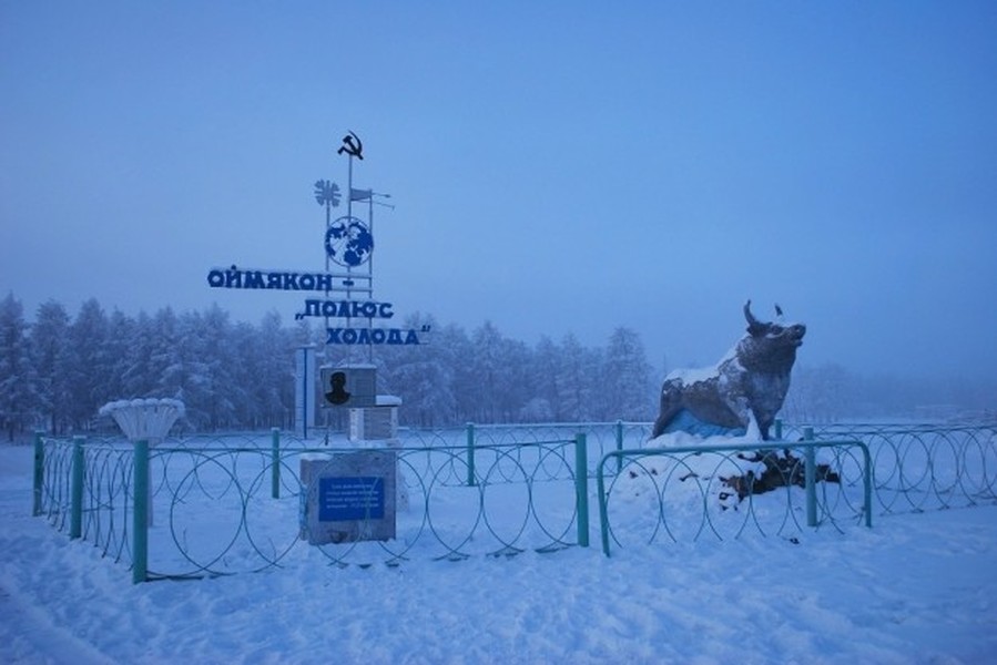 Làng Oymyakon ở Sakha, Oymyakonsky, Nga là ngôi làng lạnh nhất thế giới với nhiệt độ trung bình vào mùa đông từ -50 đến -60 độ C, mùa hè nhiệt độ tăng đáng kể nhưng rất ngắn, và cả ngôi làng vẫn chìm trong tuyết trắng bao phủ. Trong ảnh là tượng đài ghi lại nhiệt độ  rét kỷ lục ở đây với dòng chữ "Oymyakon, vòng cực lạnh giá".