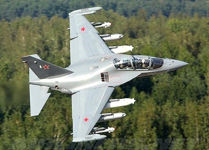 Yak-130 là loại máy bay huấn luyện chiến đấu/cường kích hạng nhẹ 2 chỗ ngồi do Cục thiết kế Yakovlev của Nga và công ty Aermacchi của Italia hợp tác phát triển. Mẫu máy bay này được thiết kế để đảm nhận nhiệm vụ chính là huấn luyện phi công điều khiển máy bay chiến đấu thế hệ 4 và 5 nhưng khi cần có thể trở thành  máy bay chiến đấu hạng nhẹ.