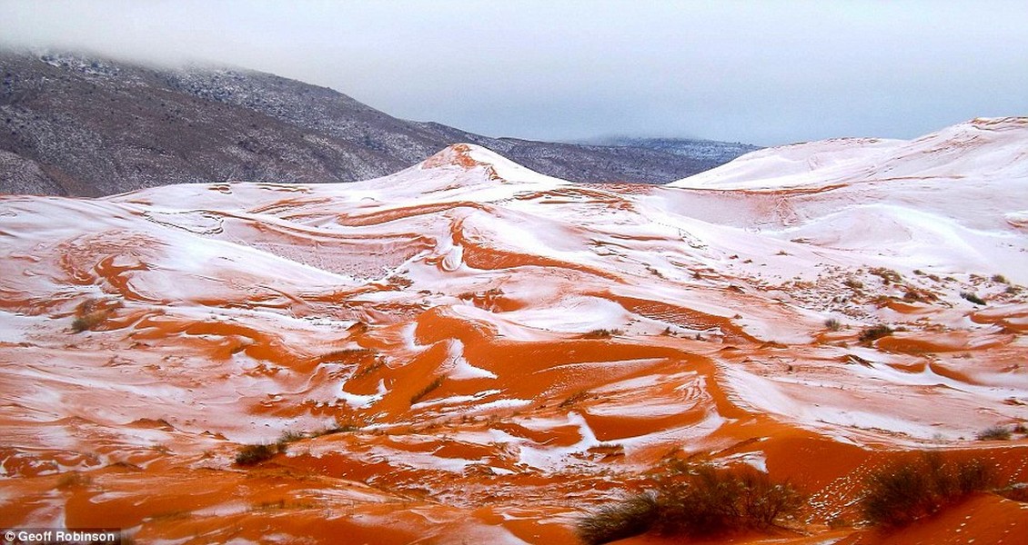 Tuyết bất ngờ phủ kín ở một thị trấn thuộc Ain Sefra, Algeria, khu vực sa mạc Sahara, khiến nhiều người sửng sốt. Tuy rằng đây không phải lần đầu tiên hiện tượng thời tiết bất thường,  tuyết rơi ở sa mạc Sahara xảy ra nhưng nó vẫn khiến nhiều người cảm thấy kinh ngạc, không thể tin được. (Nguồn Dailymail)