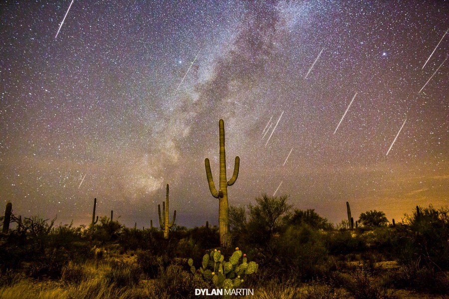  Mưa sao băng Perseids được tạo ra bởi những bụi còn sót lại của sao chổi Swift-Tuttle khi đi ngang Trái Đất và làm rơi rớt lại. Theo tìm hiểu, mưa sao băng Perseids diễn ra từ 17/7-24/8 hàng năm, và năm nay, nó sẽ đạt cực đại vào đêm 12 rạng sáng ngày 13/8. (Ảnh EarthSky)