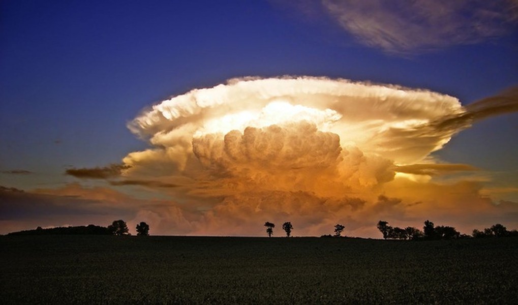 1. Mây cumulonimbus - mây vũ tích, là một loại mây dày đặc phát triển theo phương thẳng đứng rất cao liên quan đến giông và sự bất thường khí quyển, hình thành hơi nước mang các dòng khí mạnh từ dưới lên.