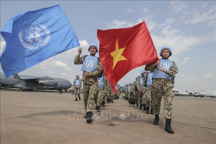 Các  bác sĩ quân y Việt Nam giương cao hai lá cờ của Liên hợp quốc và Việt Nam tại sân bay quốc tế Juba, bắt đầu thực hiện nhiệm vụ gìn giữ hòa bình Liên hợp quốc tại Nam Sudan.