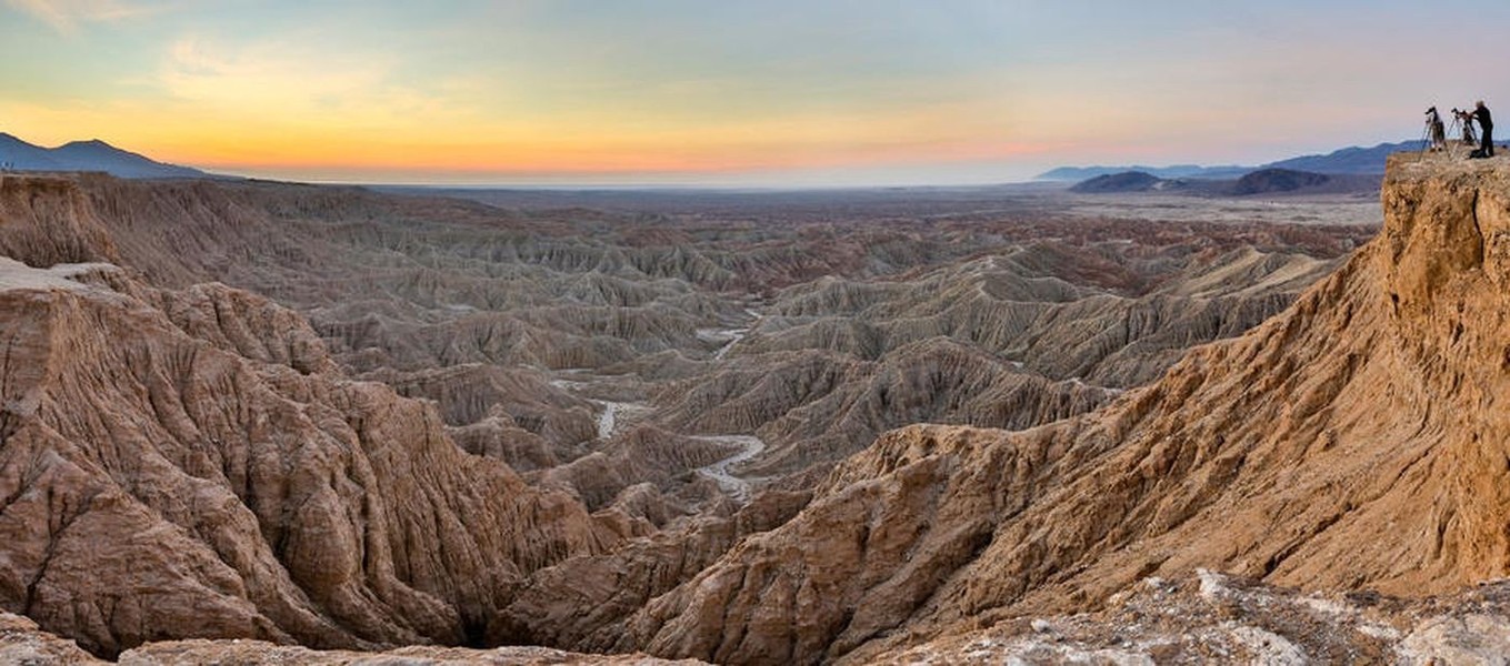 Anza-Borrego vốn dĩ là một vùng đất khô cằn, một hoang mạc, trơ trọi toàn đất đá. Thực vật sống ở đây cũng vô cùng khan hiếm, phần lớn là xương rồng, còn lại là thảm cỏ, cây bụi cằn cỗi.