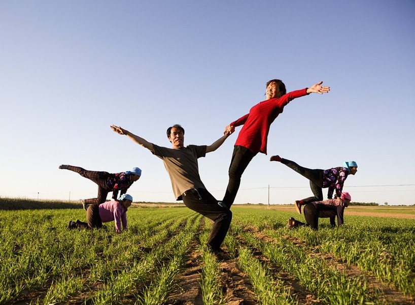 "Tất cả những ai tập Yoga, hãy đến ủy ban thôn", vào lúc 6h30 phút sáng, khi mặt trời chiếu sáng vùng đồng bằng Hoa Bắc, chiếc loa phóng thanh ở làng Ngọc Cẩu Lương lại vang lên đúng giờ, thúc dục mọi người cùng nhau tập yoga, giữ gìn sức khỏe.