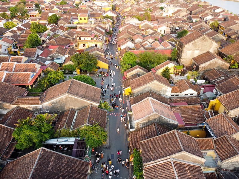 Đô thị cổ  Hội An có diện tích 60 km2, trong đó 15 km2 là hải đảo và được hình thành cách đây khoảng hơn 4 thế kỷ. Đến nay thành phố Hội An có mật độ xây dựng công trình và mật độ dân số khoảng 1.600 người/km2 tập trung trong khu vực vùng lõi (khi khu vực này chỉ rộng khoảng 1 km2) cao nhất cả tỉnh Quảng Nam. Vào giờ cao điểm, lượng khách du lịch tập trung có thể lên đến 5.000 người tại trung tâm.