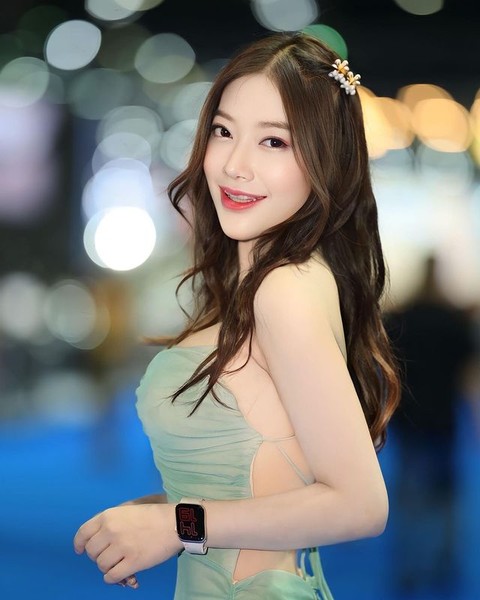 Narisara Stang, người Thái Lan, là một trong những  hot girl đang nhận được sự chú ý của cộng đồng mạng nhờ gương mặt xinh đẹp, làn da trắng sứ và thân hình siêu gợi cảm. (Nguồn ảnh: IG)