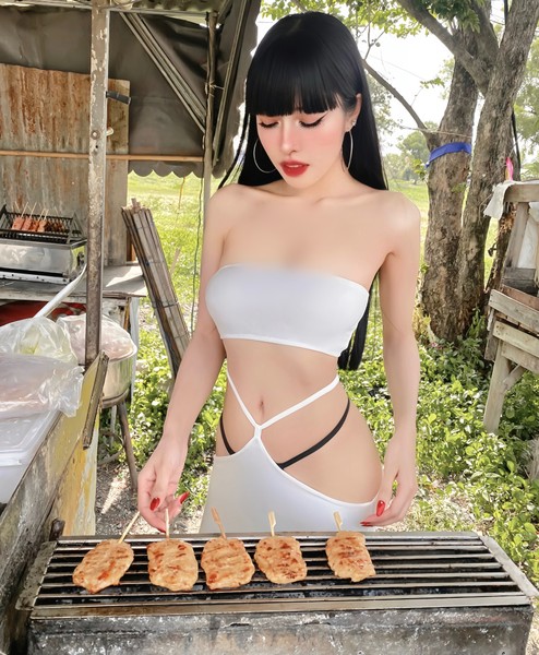 Mới đây, những hình ảnh một  hot girl diện chiếc váy có thiết kế cắt xẻ táo báo, khoe trọn đường cong cơ thể khi nướng thịt thu hút sự quan tâm, chú ý của dư luận. (Nguồn ảnh: IG)