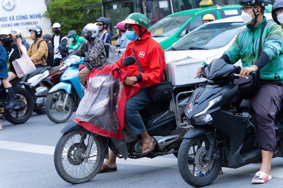 Sau chuỗi ngày nắng, sáng nay (7/11) người dân ra đường đã cảm nhận được sự khác biệt khi Hà Nội đón gió mùa, trời trở lạnh.