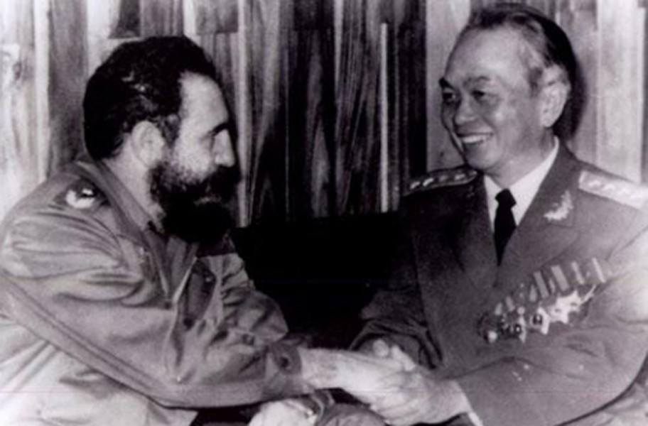 Đại tướng Võ Nguyên Giáp bắt tay thân mật  lãnh tụ Cuba Fidel Castro trong một chuyến thăm Cuba. Ảnh: Sách ảnh “Đại tướng, Tổng Tư lệnh Võ Nguyên Giáp".