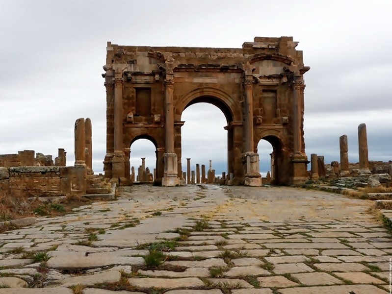 Timgad là một thành phố của La Mã nằm ở Algeria. Nơi đây được hoàng đế Trajan thành lập vào năm 100. Người Vandal đã xâm chiếm được thành phố này vào thế kỷ 5. Sau đó, vào thế kỷ 7, người Berber đã chiếm được vùng đất Timgad. Vì vậy, thành phố La Mã thịnh vượng trên đã biến mất khỏi lịch sử cho đến khi giới khảo cổ khai quật nó vào năm 1881.