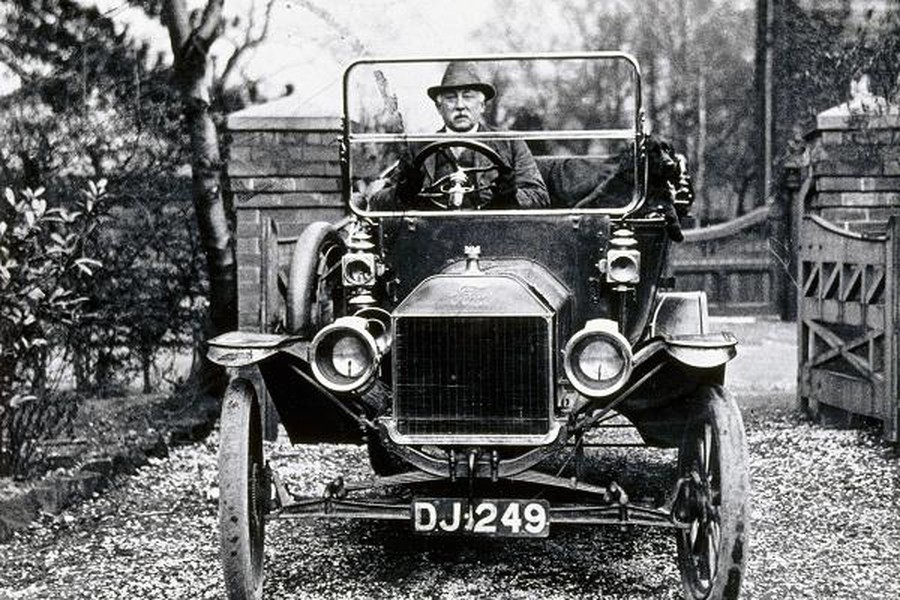 Năm 1908, Ford Model T - dòng xe ô tô giá rẻ do Mỹ sản xuất hàng Loạt đầu tiên trên thế giới ra đời. Mẫu ô tô này do Henry Ford và các đồng nghiệp gồm Childe Harold Willis, Joseph A. Galamb,Eugene Farkas thiết kế và chế tạo. Dòng xe này đã trở thành cuộc cách mạng công nghiệp xe hơi và góp phần thay đổi thế giới.