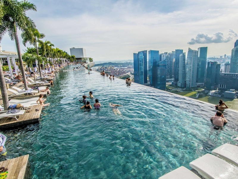 Khách sạn Marina Bay Sands là một trong những khách sạn đắt nhất thế giới nằm ở Singapore. Nơi đây có bể bơi tuyệt đẹp nằm trên tầng 57. Khi đến đây, du khách sẽ có thể thoải mái bơi lội tại bể bơi giữa lưng trời và ngắm nhìn cảnh đẹp của quốc đảo sư tử này.