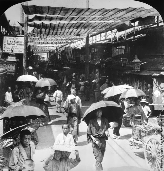 Người dân đi lại tấp nập ở khu phố sầm uất Shijo-Dori ở Kyoto, Nhật Bản năm 1905.