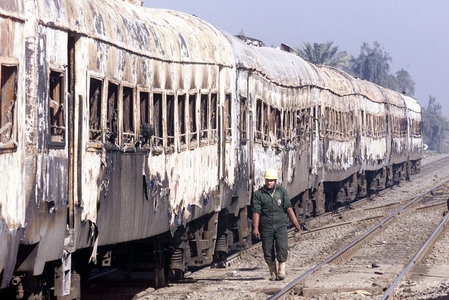 Vào 2h sáng ngày 20/2/2002, một toa tàu hỏa phát nổ khiến ngọn lửa cháy lan sang những toa tàu khác. Kết quả là 383 hành khách có mặt trên chuyến tàu định mệnh đó thiệt mạng.