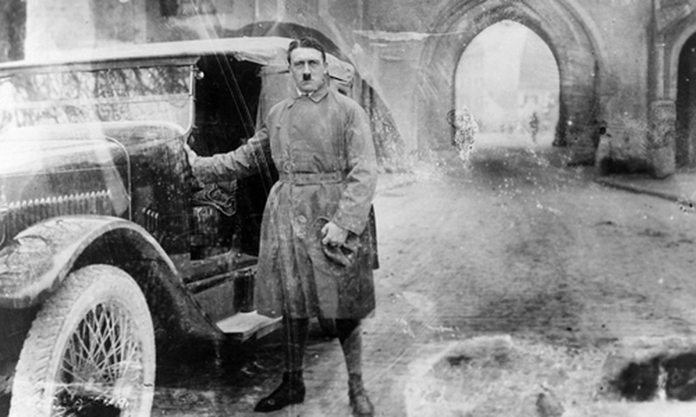 Ảnh chụp Adolf Hitler, 35 tuổi được trả tự do sau thời gian ngồi bóc lịch ở nhà tù Landesberg ngày 20/12/1924. Trước đó, trùm phát xít bị kết án phản bội tổ quốc khi tham gia cuộc đảo chính năm 1923.