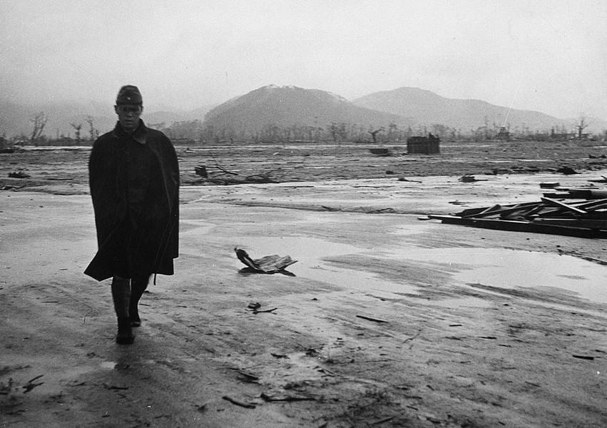 Một người lính Nhật Bản đi ngang qua khu vực ở Hiroshima hồi tháng 9/1945 - 1 tháng sau khi nơi đây bị Mỹ thả bom nguyên tử.