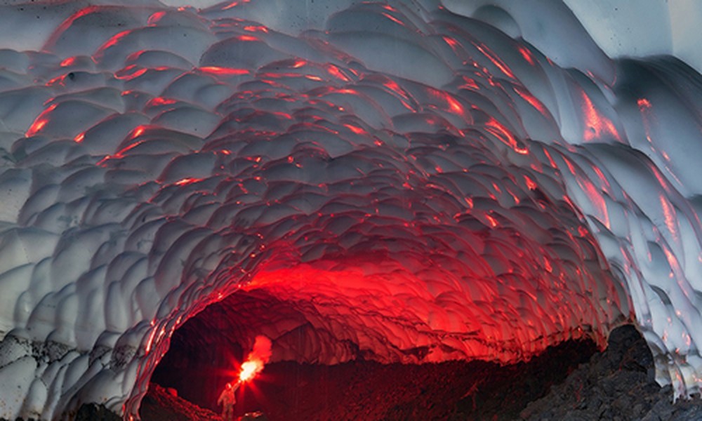 Với chiều dài hơn 1 km, hang băng Kamchatka là một kỳ quan ở bán đảo Kamchatka, phía Đông nước Nga.