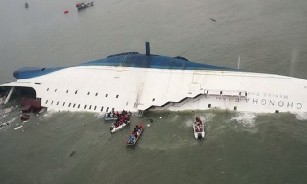 Ngày 16/4/2014, phà Sewol bị lật úp trên bờ biển phía tây nam của Hàn Quốc. Hơn 300 người đã thiệt mạng sau khi phà Sewol bị lật úp. Đa số nạn nhân là học sinh trường trung học ngoại ô trên đường cho một chuyến đi thực tế. Thuyền trưởng phà Sewol là Lee Joon-Seok - một trong số nhóm người đầu tiên chạy khỏi phà khi phát hiện sự cố, bỏ mặc hàng trăm học sinh và giáo viên trong chiếc phà đang chìm dần. Hiện thuyền trưởng trên đã thoát án tử hình và chỉ phải chịu mức án 36 năm tù giam.