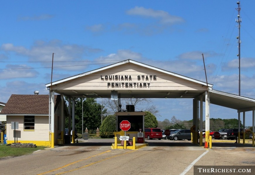 Louisiana State Penitentiary nằm ở tiểu bang Louisiana, Mỹ là một trong những nhà tù kỳ lạ nhất hành tinh khi có một sân golf dành cho các tù nhân hay có cả đài phát thanh, phòng in ấn báo chí...