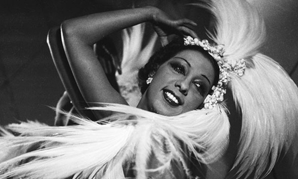 Josephine Baker sinh ngày 3/6/1906 tại St. Louis, Missouri. Khi 15 tuổi, bà chuyển đến New York, Mỹ sinh sống và bắt đầu sự nghiệp nghệ thuật.