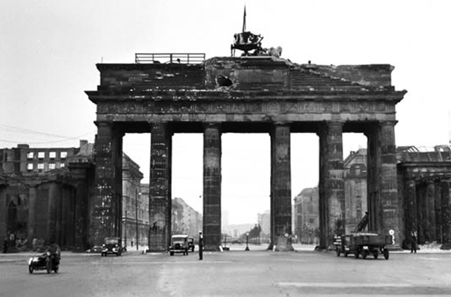 Cổng Brandenburg ở Berlin là công trình duy nhất mà quân đồng minh tấn công tiêu diệt phát xít Đức năm 1945 còn gần như nguyên vẹn.