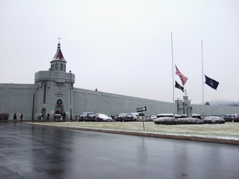 1. Nhà tù Attica Correctional Facility nằm ở New York, Mỹ là một trong những nhà tù đáng sợ nhất hành tinh. Do số lượng tù nhân bị giam giữ ở đây luôn trong tình trạng quá tải nên những cuộc bạo loạn xảy ra tại nhà tù đã trở thành vấn đề lớn.